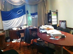 Así quedó la oficina de Justo Orozco después del allanamiento. Foto CRH.