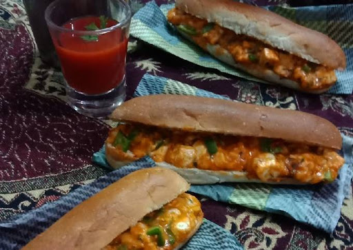 Recipe of Award-winning Cheesy paneer tikka hot dog