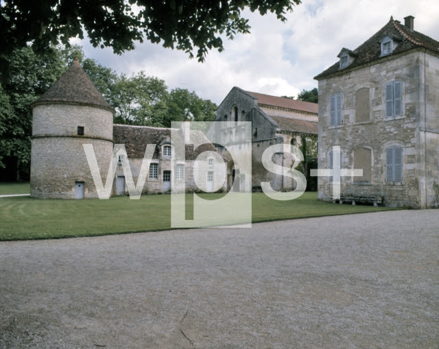 フォントネーのシトー会修道院の鳩小屋 左 教会と修道院長の館 右 建築 Wps ワールド フォト サービス