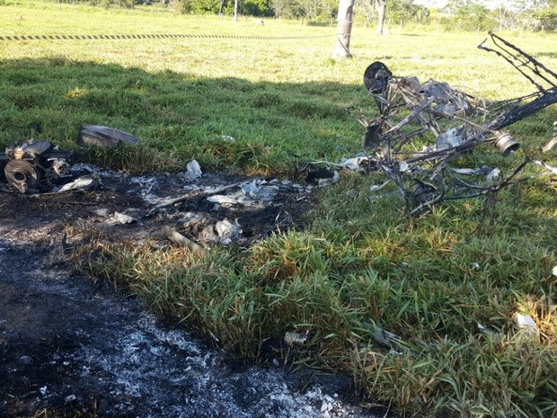 Aeronave ficou completamente destruída após pegar fogo e explodir após queda na Zona Rural de Ji-Paraná (Foto: Pâmela Fernandes/G1)