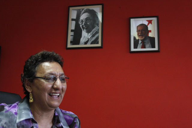 En su oficina en la Asamblea Legislativa, atrás, los retratos de Mélida Anaya Montes y Schafik Hándal.