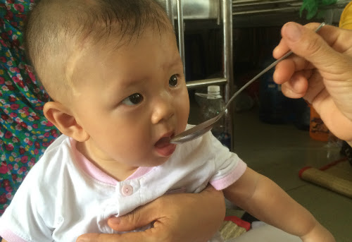 Bé Dương Minh Phát kháu khỉnh, lanh lẹ ở tuổi vừa tròn 9 tháng. Ảnh: Lê Phương.