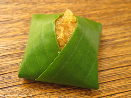 Pulut Inti ( Glutinous rice with coconut sweet filling)