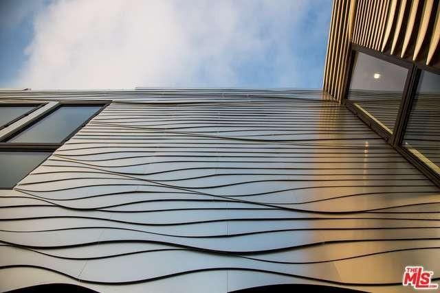 Close up of the rippling aluminum 