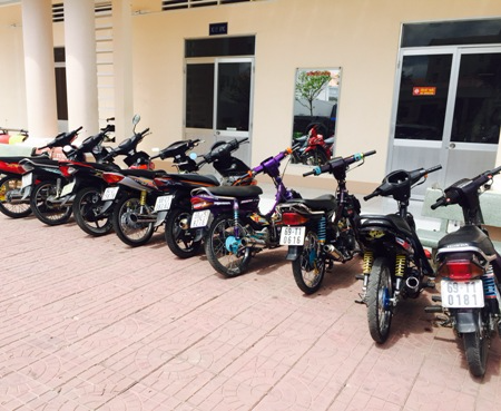  Các xe máy bị công an tạm giữ.