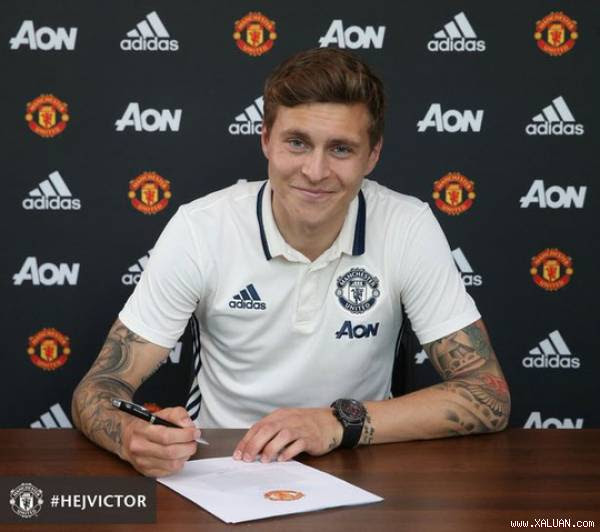 Lindelof trong buổi ký hợp đồng với M.U