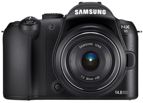 Foto der NX10 von Samsung mit 2/30 mm