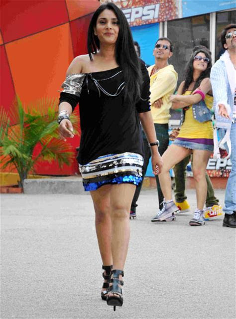 ramyadivya  lucky actress  sareenavel  waist
