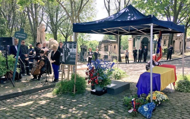 <p>Ceremonia de homenaje a Francisco Moix en París.</p>