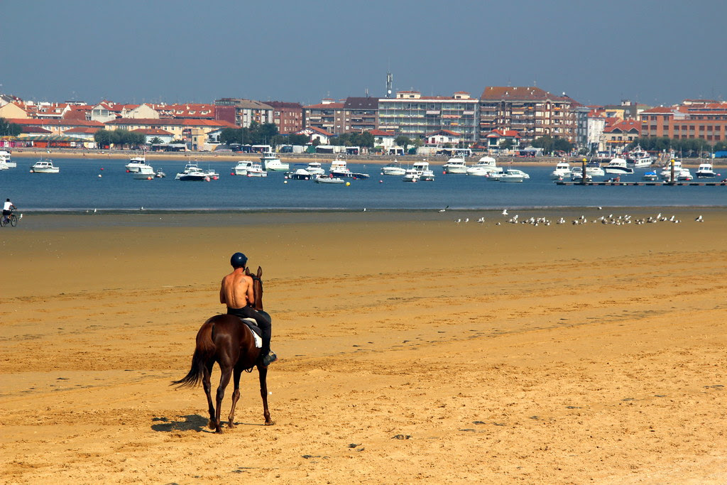 Santoña, al fondo