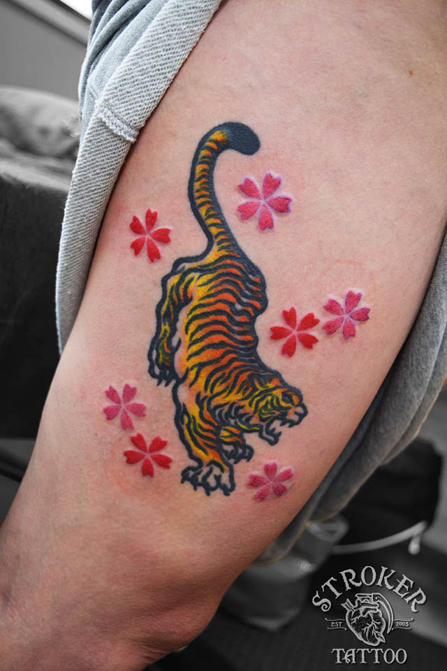 女の子のタトゥー 幻の銀水晶 虎トライバルリメイク Stroker Tattoo