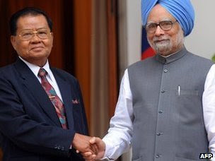 General Than Shwe (L) and Indian Prime Minister Manmohan Singh shake hands at a meeting in New Delhi on July 27, 2010