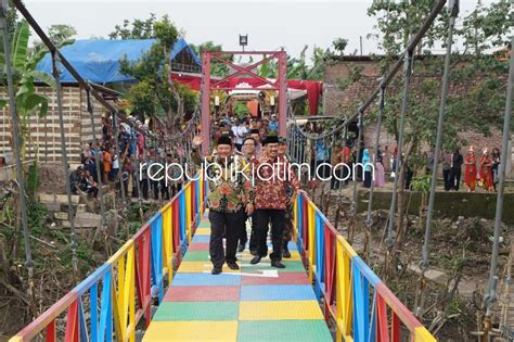 spot foto jembatan warna warni