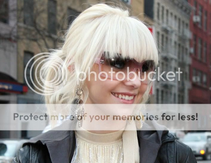 Taylor Momsen shows off her new hair cut in Manhattan