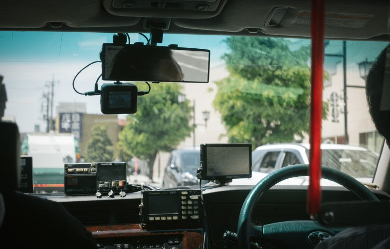 Gpsは車のどこにつけるとバレない 浮気調査のおすすめ設置場所