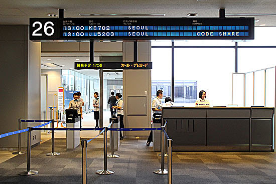 成田国際空港 26番ゲート前にて 我が心の故郷 南東フランス アヌシー Rikiya S Diary