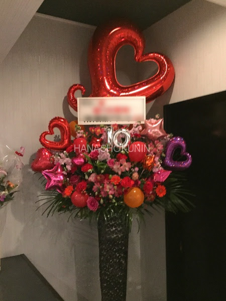 10周年のお祝いでバルーンと生花のスタンド花 彩りと季節の店 花職人