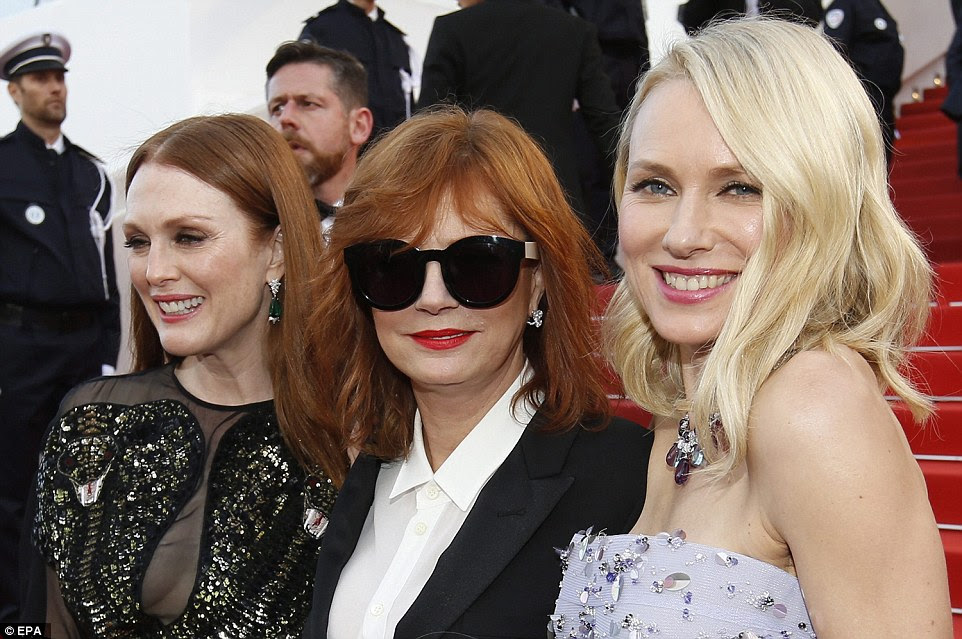 Três é uma multidão cool: Julianne Moore, atriz americana Susan Sarandon e atriz britânica Naomi Watts chegam para a exibição de Cafe Society