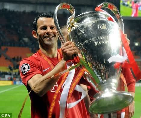 ryan-giggs-with-victory-trophy