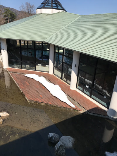 滋賀県朽木 グリーンパーク思い出の森 くつき温泉てんくう で春先のプールを楽しむ 子供たちが大喜びすること間違いなしですよ イログラフ