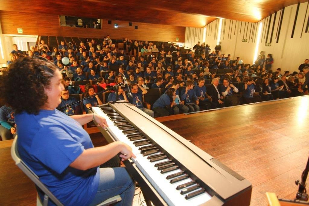 Los usuarios demostraron sus capacidades a la hora de tocar instrumentos en el Auditorio.