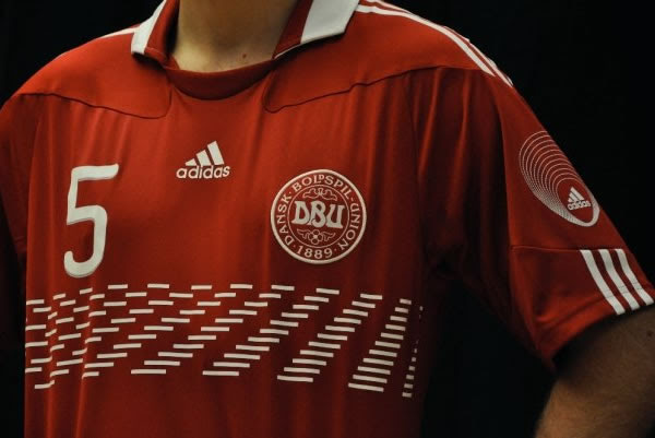 デンマーク代表 10 12年adidas新ユニフォーム ホームモデル 発表 Football Shirts Voltage Com サッカー各国 代表 クラブユニフォーム