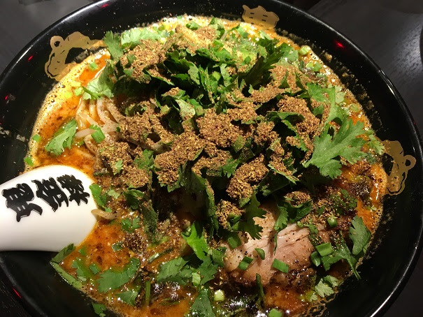 カラシビ味噌らー麺 鬼金棒の痺れ鬼増し ビリビリ来ました パクチーもトッピングして私好みのラーメンになりました