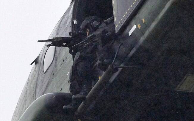 Polícia persegue suspeitos de atentado, que já fizeram reféns em uma fábrica nesta sexta-feira. (09/01). Foto: AP