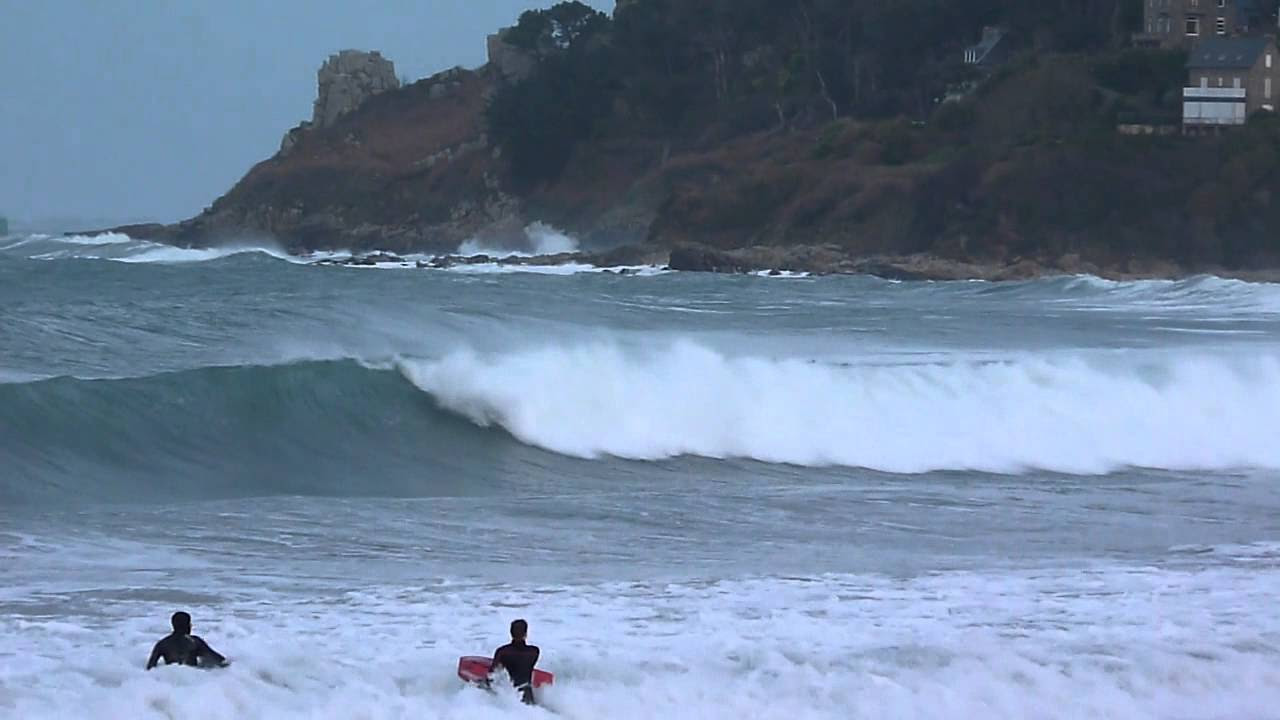 SURF SUR LA PLAGE DE TRESTRAOU A PERROS-GUIREC, LE 27 ...