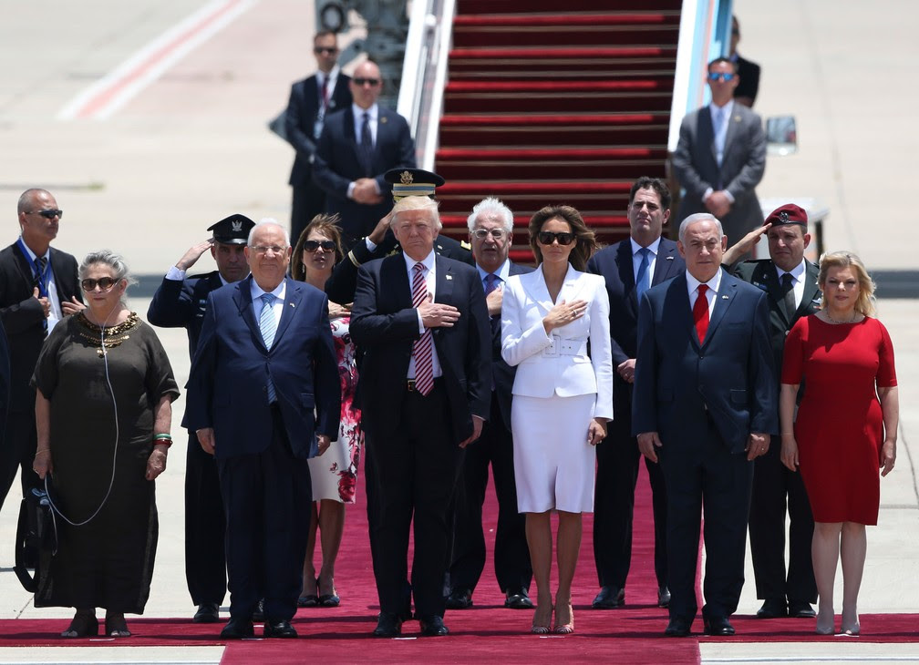 Presidente dos EUA, Donald Trump, e a primeira-dama, Melania, foram recebidos no aeroporto de Tel Aviv pelo presidente israelense, Rueben Rivlin, e a mulher, Nechama, (à esquerda) e pelo premiê israelense, Benjamin Netanyahu, e a mulher Sarah (à direita) (Foto: Oded Balilty/ AP)