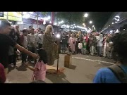 Simak MANUSIA TERBANG DIKERUMUNAN ORANG RAMAI ANEH TAPI NYATA, terhot!