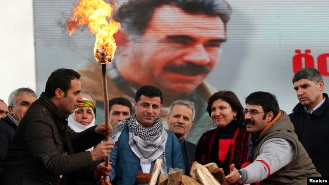 http://gdb.voanews.com/1D49DBEA-2DE1-474B-8A06-E816AB12B315_w640_r1_cx0_cy8_cw0_s.jpg