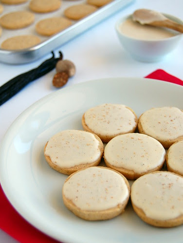 Spiced sable rounds with eggnog glaze / Biscoitinhos sablé de especiarias com cobertura de eggnog