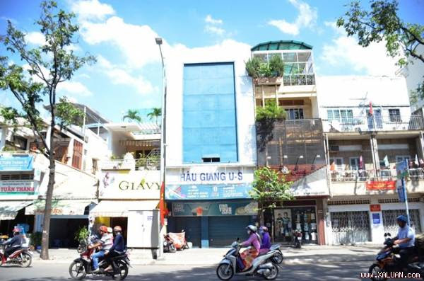 Thanh niên nghi ngáo đá trần truồng trên nóc nhà ở Sài Gòn