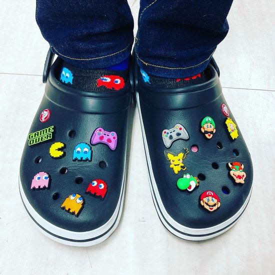 マリオにパックマン ゲームコントローラー ゲームキャラの ジビッツ で飾った ゲーマーなクロックスがかわいい そうさめも