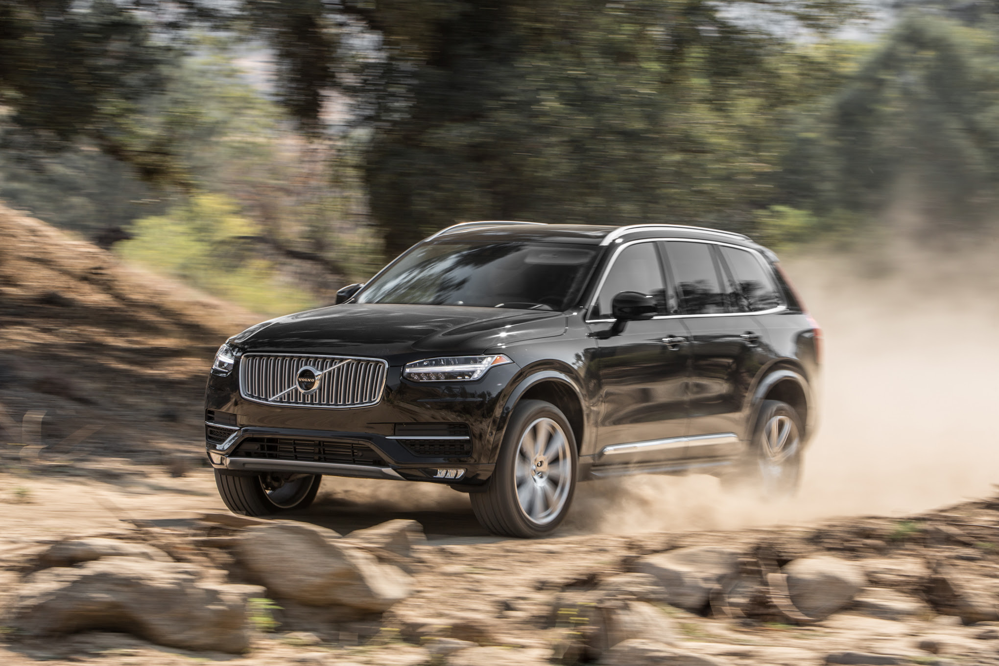 2016-Volvo-XC90-front-three-quarters-in-motion