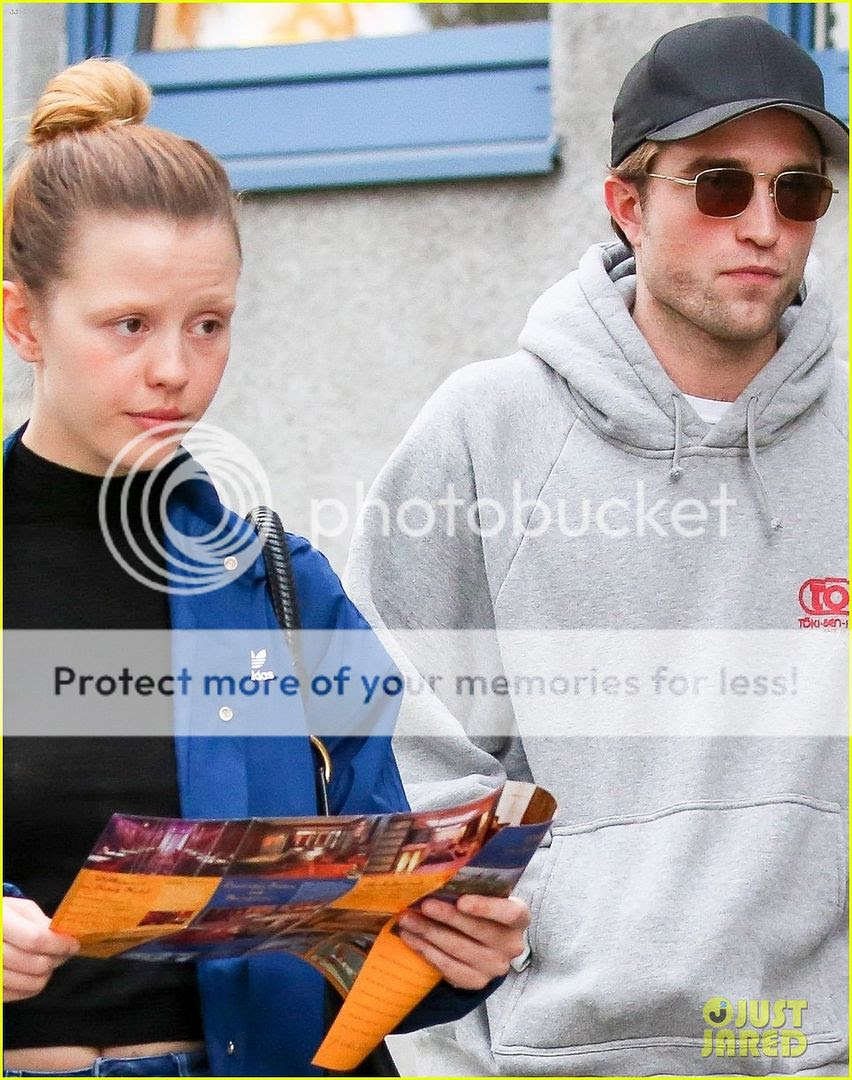  photo robert-pattinson-hangs-out-with-co-star-mia-goth-in-germany-10.jpg