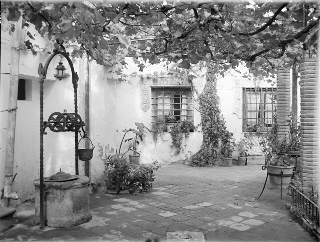 Un pozo en un patio de Toledo en los años 20. Detalle de una Fotografía de Otto Wünderlich. © Fototeca del Patrimonio Histórico