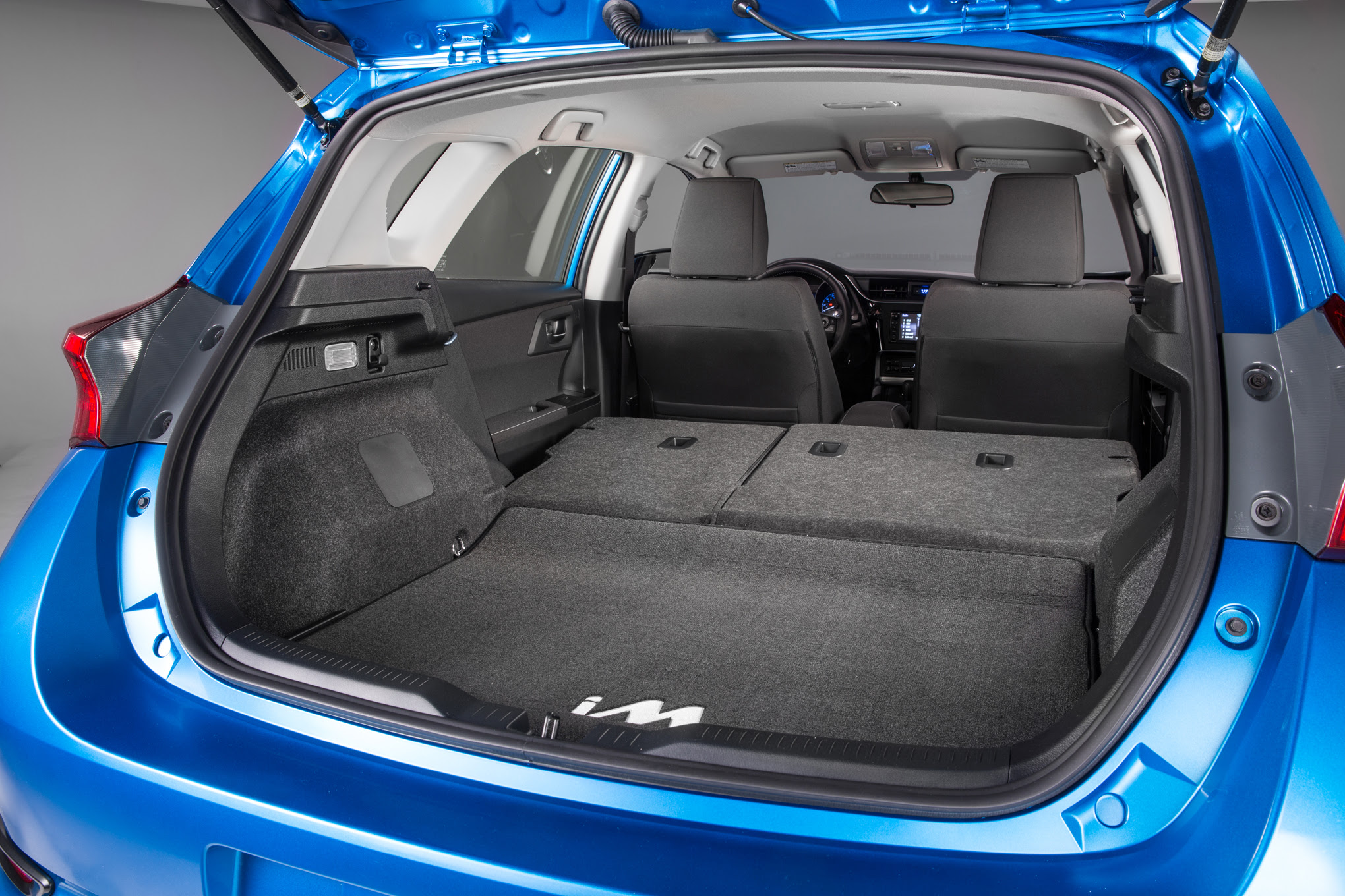 2016-Scion-iM-cargo-seats-down