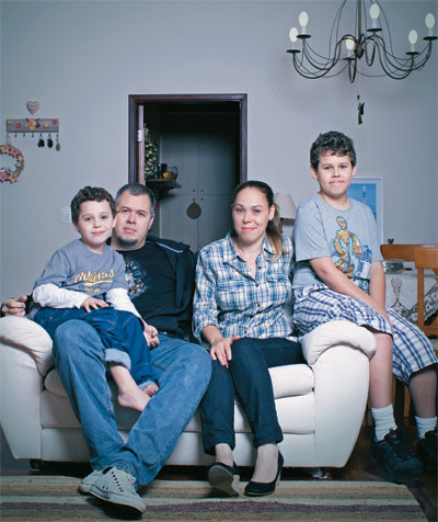CONECTADOS Os Mozetos em casa, em São Carlos, São Paulo. Os irmãos Fernando, de 11 anos, e Leonardo, de 5, falam por telefone ou Skype todos os dias com a avó materna (Foto: Camila Fontana/ÉPOCA)