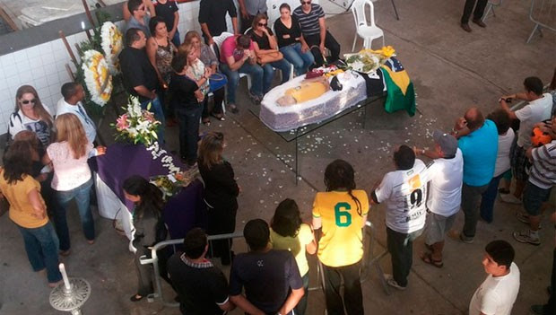 Corpo de Marinho Chagas é velado com a camisa da seleção brasileira (Foto: Jocaff Souza/GloboEsporte.com)