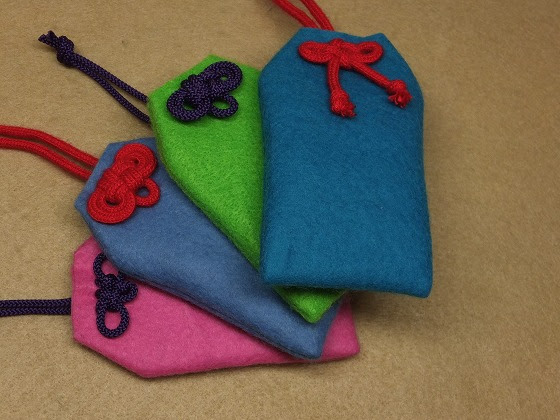 フェルトのカラフル ふっくら お守り 手作りなら 思いのママ