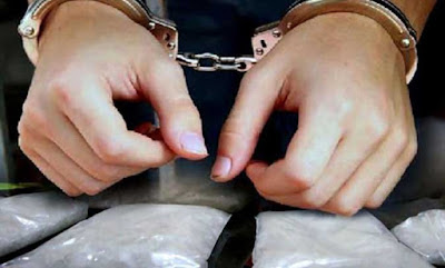 Ambon, Malukupost.com - Satu tersangka bernisial GT alias Gerits yang selama ini diduga merupakan seorang bandar atau pengedar narkotika golongan satu jenis sabu-sabu masih menjalani proses penyidikan polisi. "Tersangka diringkus sejak dua bulan lalu bersama barang bukti berupa 45 gram sabu-sabu beserta sejumlah uang tunai," kata Direktur Resnarkoba Polda Maluku, Thein Tabero di Ambon, Senin (18/12).