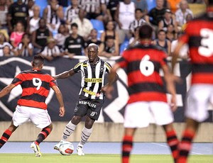 Seedorf na partida do Botafogo contra o Flamengo (Foto: Alexandre Cassiano / Ag. O Globo)