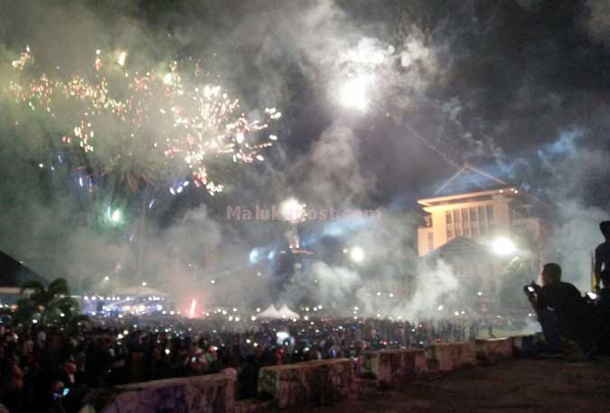 Ambon, Malukupost.com - Ribuan warga memadati sejumlah lokasi di kota Ambon, ibu kota provinsi Maluku untuk merayakan untuk merayakan malam "kunci taong" (tutup tahun). Berdasarkan pantauan, Minggu (31/12) malam, ribuan warga baik orang tua, anak-anak serta generasi muda mulai memadati sejumlah kawasan yang telah ditetapkan sebagai pusat perayaan malam pergantian tahun 2017 ke 2018, sejak pukul 20.00 WIT.