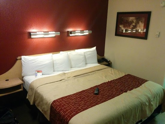 King bed with side tables and wall lamps. - Picture of Red ...