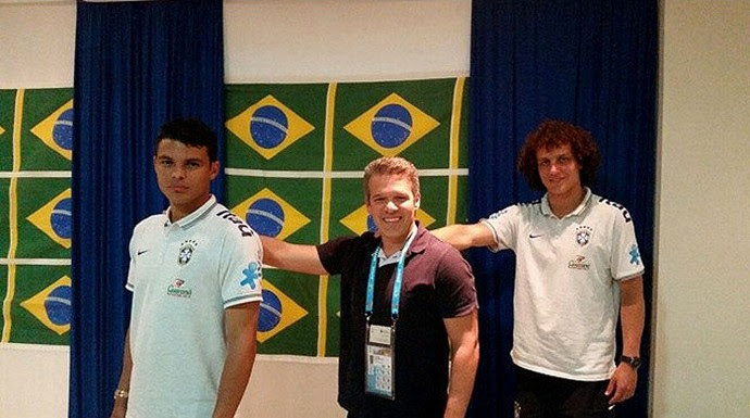 thiago Silva e David Luiz com riador da selecao entrar em campo com as mãos no ombro (Foto: Reprodução / Instagram)