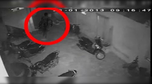 CCTV Terakam Hantu Jalan Sana sini Kat Luar Rumah, Seolah-olah Sedang Cari Sesuatu?? CCTV Terakam Hantu Jalan Sana sini Kat Luar Rumah, Seolah-olah Sedang Cari Sesuatu??