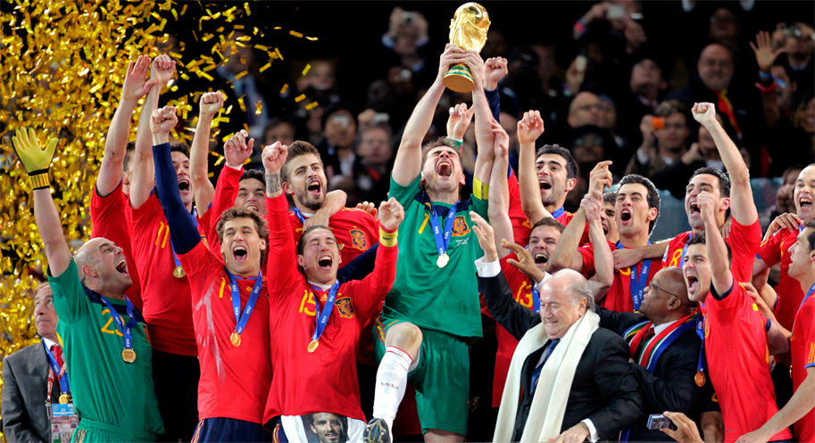 http://www.rtve.es/imagenes/casillas-levanta-copa-del-mundo/1278895672746.jpg