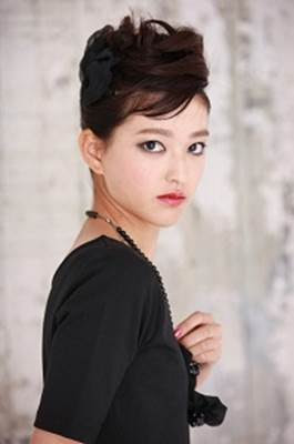 結婚式のお呼ばれヘアアレンジ 他と差を付けるポイントはまとめ髪 前髪スタイルにあった 暮らしに役立つ情報局